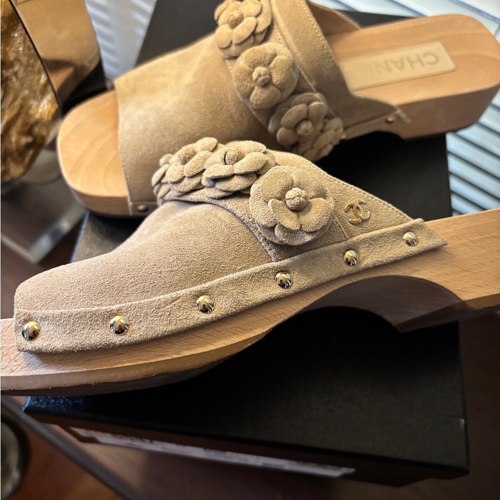 CHANEL EXCELLENT Tan Mules Sandals Floral Embellishments